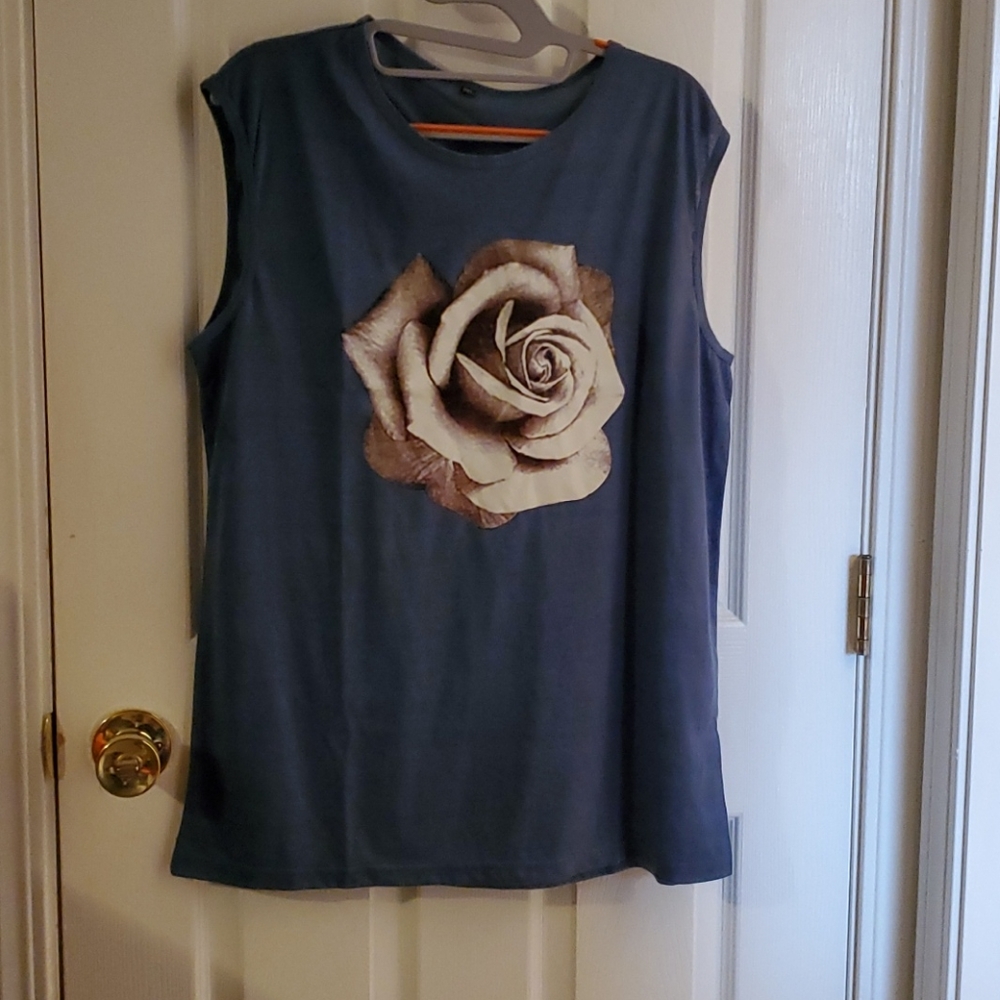 Sleeveless shirt with rose